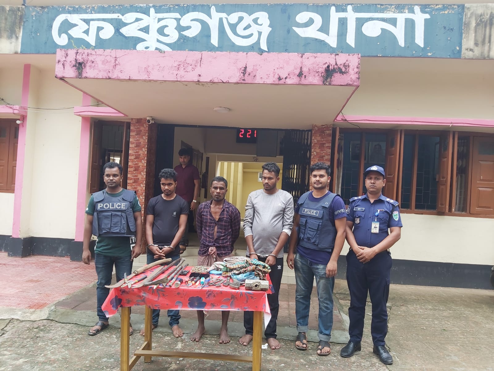 ফেঞ্চুগঞ্জে  ডাকাতি করা পিকআপসহ ৩ ডাকাত গ্রেফতার